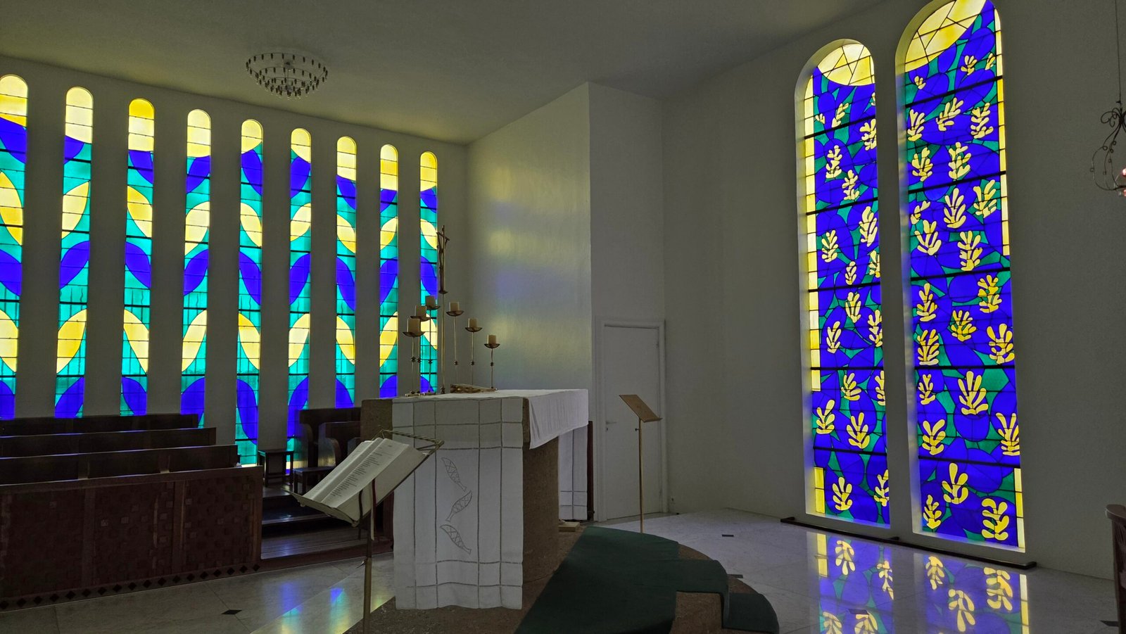 Full interior view of La Chapelle du Rosaire in Vence, showing both sets of Matisse-designed stained glass windows