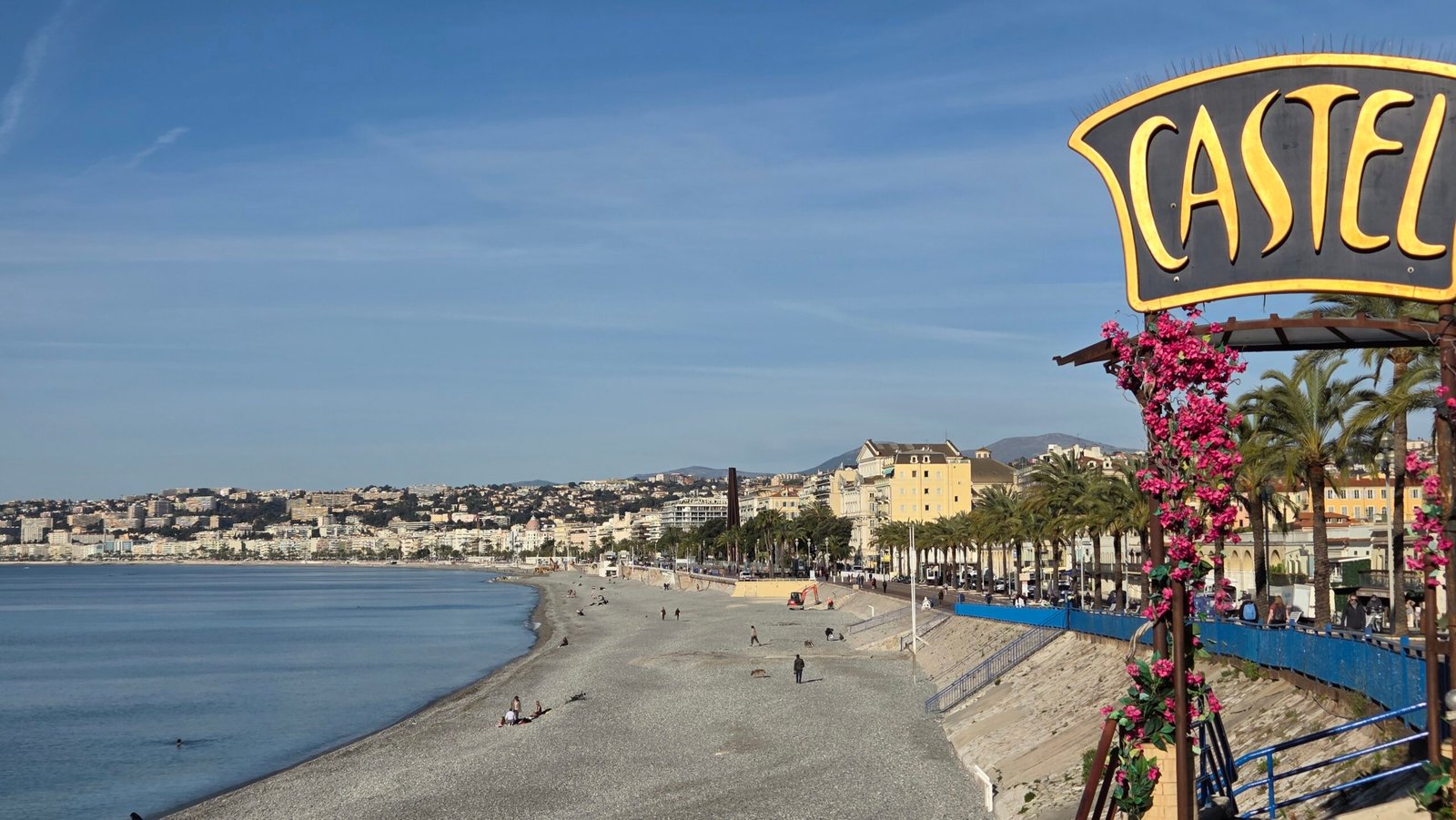 Beach and Promenade des Anglais starting right in front of Hotel Suisse Nice